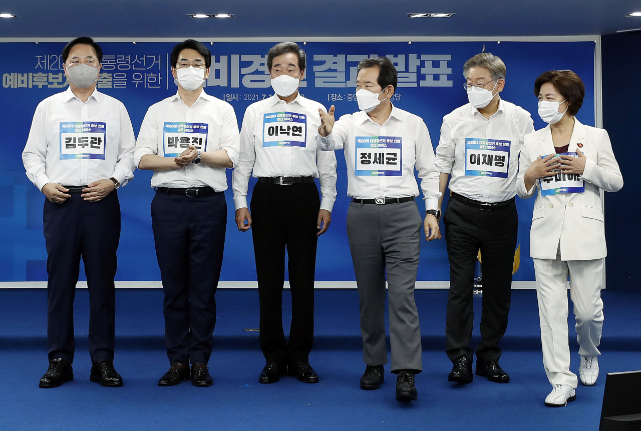 11일 오후 더불어민주당 제20대 대통령선거 예비경선 개표식에서 경선 후보로 선출된 추미애(오른쪽부터), 이재명, 정세균, 이낙연, 박용진, 김두관 후보가 가슴에 이름표를 달고 기념촬영을 마친 뒤 자리로 향하고 있다. [연합]