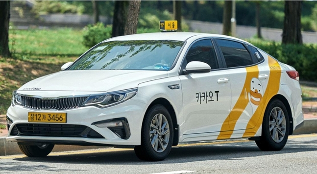 공정거래위원회는 카카오모빌리티가 현대캐피탈의 ‘딜카’ 사업을 양수하는 계약을 체결한 뒤 신고한 기업결합을 승인했다고 22일 밝혔다. 향후 딜카는 택시 호출 등 서비스를 제공하는 국내 1위 모빌리티 플랫폼 ‘카카오T’를 통해 서비스 될 전망이다. [카카오모빌리티 제공]