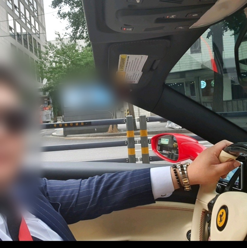 ‘가짜 수산업자’ 김모 씨가 슈퍼카 안에서 셀카를 찍고 있는 모습. [김씨 카카오톡 캡처]