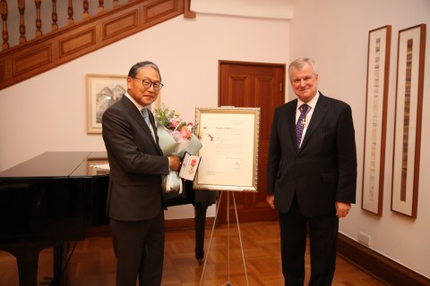 Yun Sang-koo receives Order of the British Empire