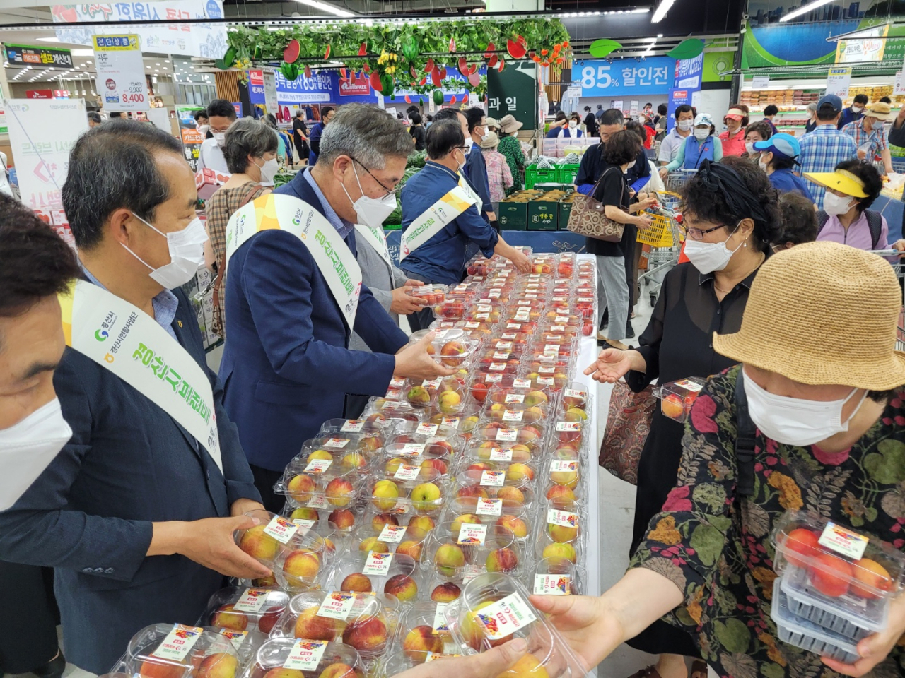 지난 8일부터 11일까지 서울에서 열린 경산 옹골찬 과일 수도권 특판행사 모습.[경산시 제공]