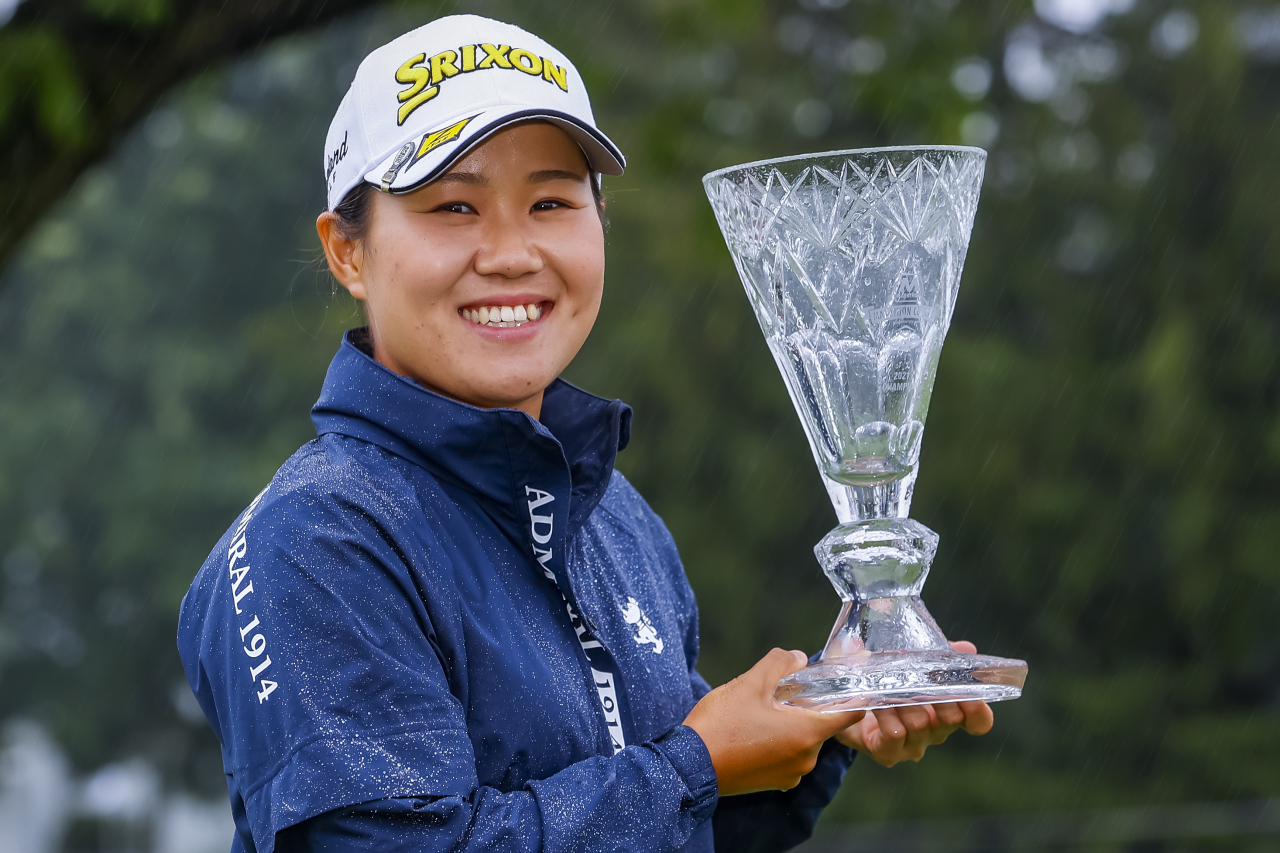 일본의 하타오카 나사가 LPGA 투어 마라톤클래식 우승컵을 들고 환하게 웃고 있다. [EPA]