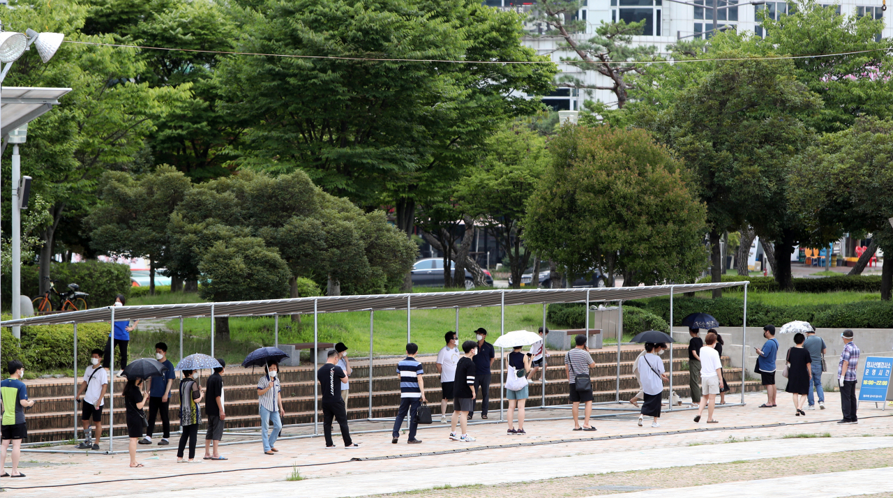 지난 11일 오후 광주 서구 광주광역시청 광장(야외음악당)에 마련된 선별진료소에서 시민들이 신종 코로나바이러스 감염증(코로나19) 진단검사 순서를 기다리고 있다. 광주에서는 최근 지역사회 전파를 중심으로 최근 코로나19 확진자가 증가 추세를 보이고 있다.[연합]
