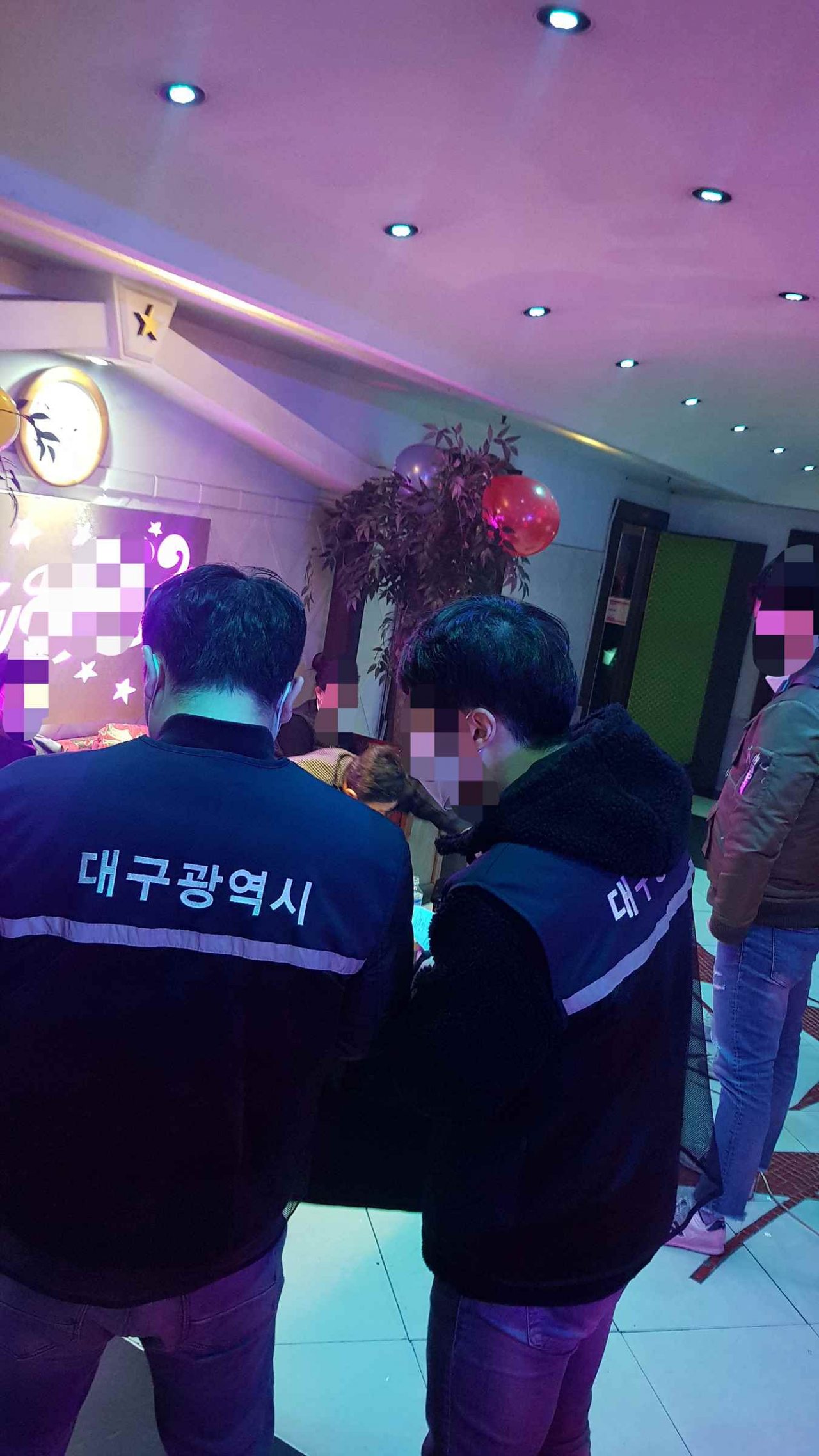 대구시 직원들이 유흥시설에 대해 방역수칙 위반여부를 점검하고 있다.[대구시 제공]