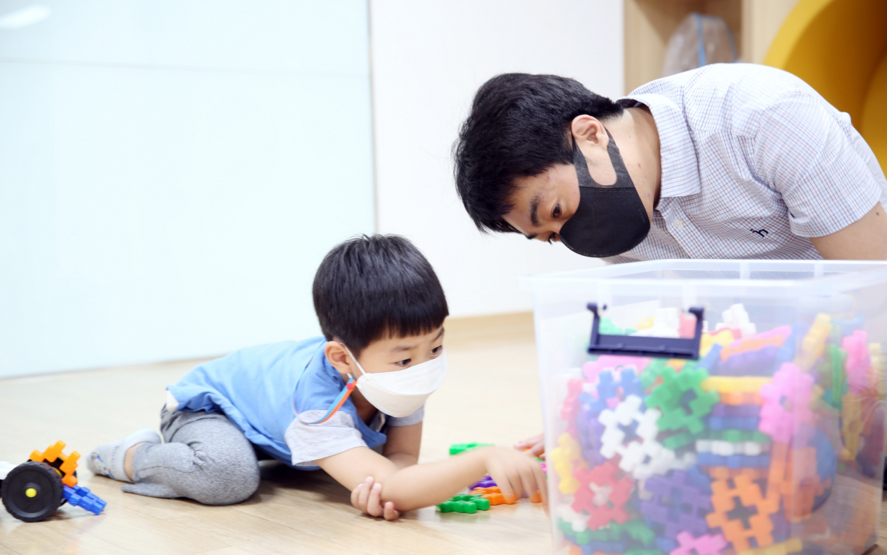 관악형 마더센터 아이랑 낙성대점에서 놀이하는 가족. [관악구 제공]