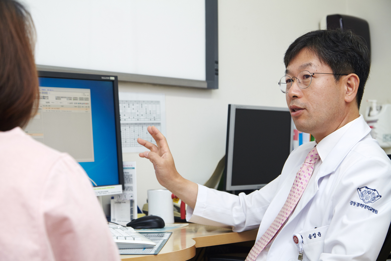 과거 유방암 수술이라고 하면 유방을 전체 절제한다고 생각했지만, 치료기술에 발달로 부분적인 보존적 절제가 늘어나는 추세입니다. 유방보존수술은 유방암 조직을 포함해서 주변의 정상조직의 일부만 제거하고, 유두를 포함한 유방의 많은 부분을 보존하는 수술법입니다.