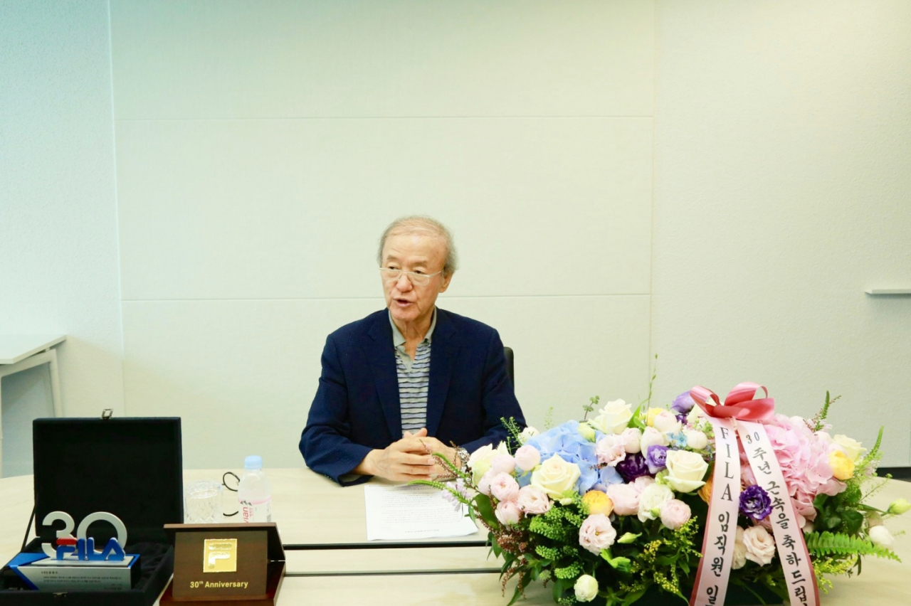 윤윤수 휠라코리아 회장이 지난 8일 서울 강동구 본사에서 온라인으로 진행된 '창립 30주년 기념식'에서 기념사를 하고 있다. [휠라코리아 제공]