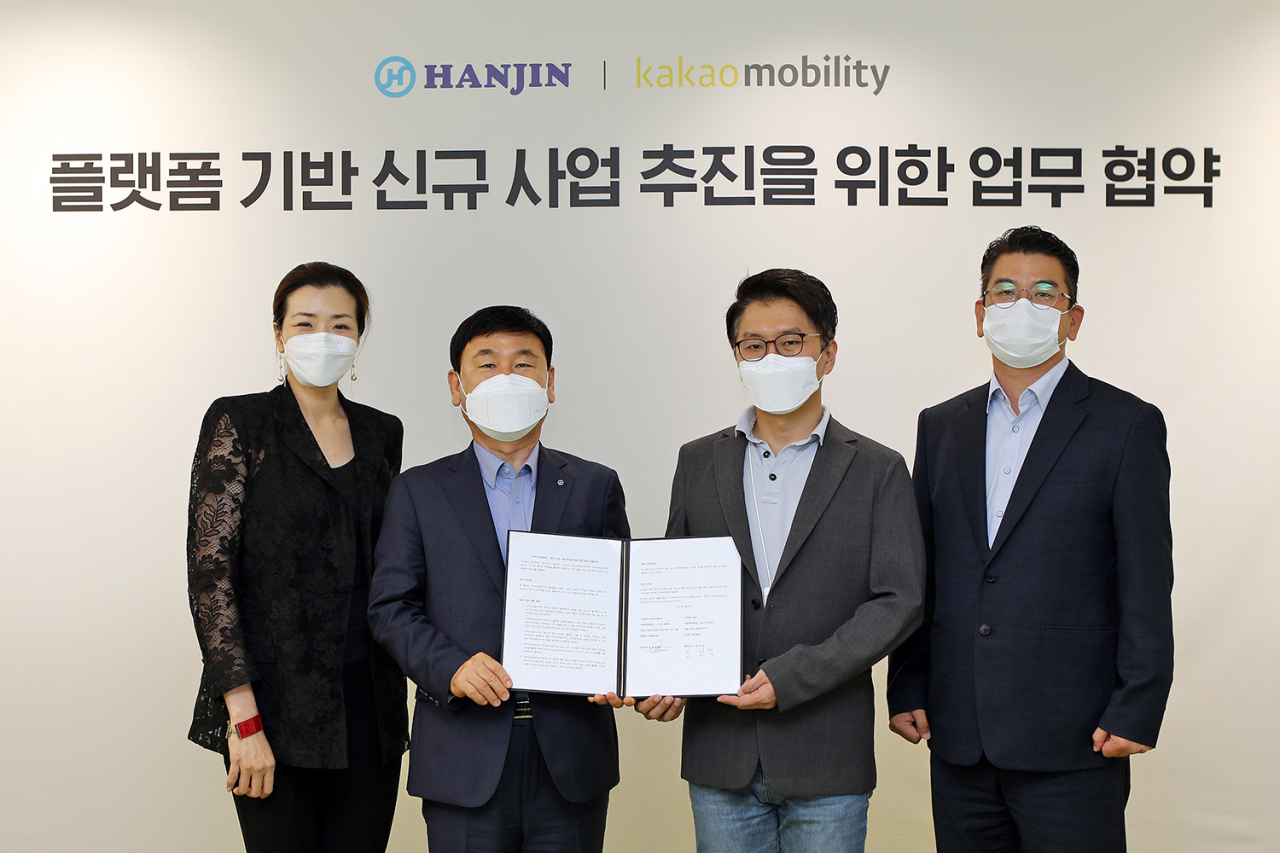 왼쪽부터 한진 조현민 미래성장전략 및 마케팅 총괄 부사장, 노삼석 대표이사, 카카오모빌리티 류긍선 대표이사, 안규진 사업부문총괄 부사장. [한진 제공]
