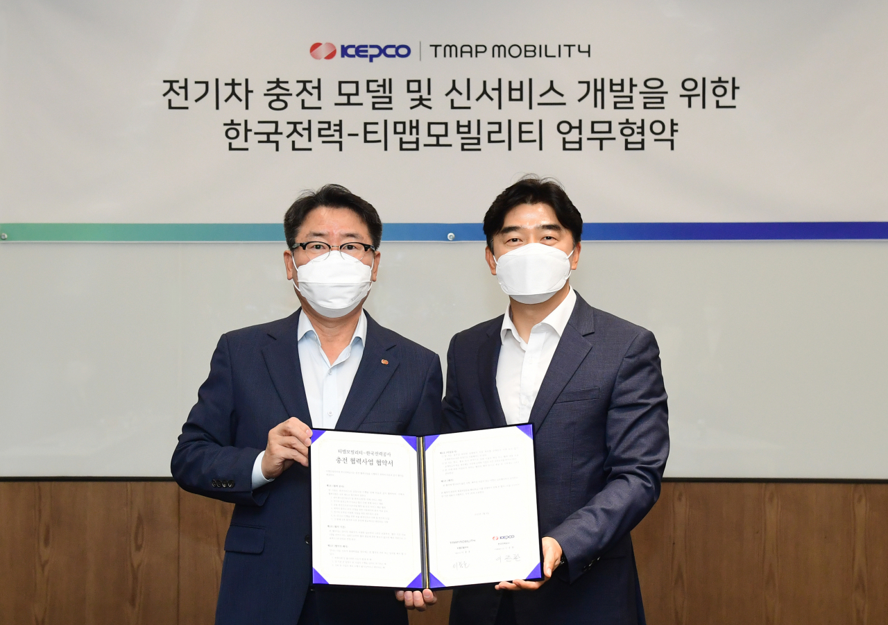 이종환(왼쪽) 한국전력 사업총괄부사장이 지난 9일 서울 을지로 티맵모빌리티 본사에서 티맵모빌리티와 전기차 충전사업을 협력을 위한 양해각서를 체결한 후 기념촬영을 하고 있다. [한국전력 제공]