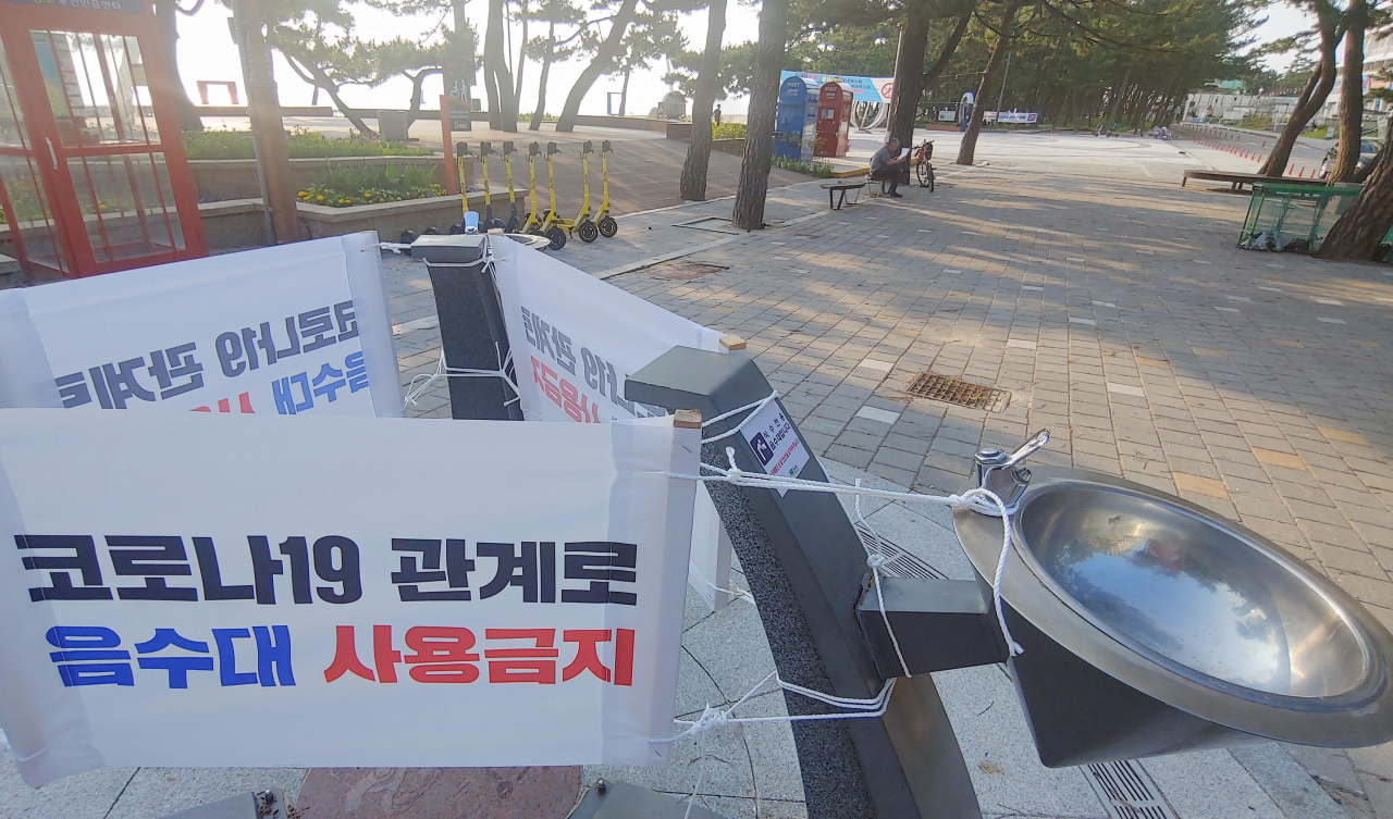 코로나19 재확산세가 계속되면서 소비진작 정책으로 채워진 2차 추가경정예산 사업들이 대폭 수정될 가능성이 커졌다. 특히 내수진작 관련 예산을 줄이고 최대 900만원을 주는 소상공인 지원규모를 3000만원 이상으로 늘려야 한다는 주장도 나오기 시작했다. 사진은 이날 오전 피서철을 맞은 강원 강릉시 경포해변 음수대. [연합]