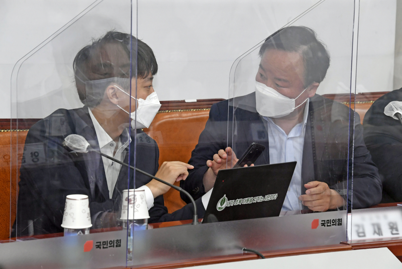국민의힘 이준석 대표와 김재원 최고위원이 12일 오전 국회에서 열린 최고위원회의에서 대화하고 있다. 이상섭 기자