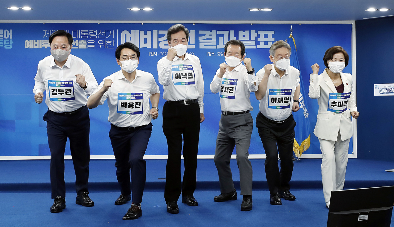 지난 11일 오후 더불어민주당 제20대 대통령선거 예비경선 개표식에서 본경선 후보로 선출된 추미애(오른쪽부터), 이재명, 정세균, 이낙연, 박용진, 김두관 후보가 가슴에 이름표를 달고 포즈를 취하고 있다. [연합]