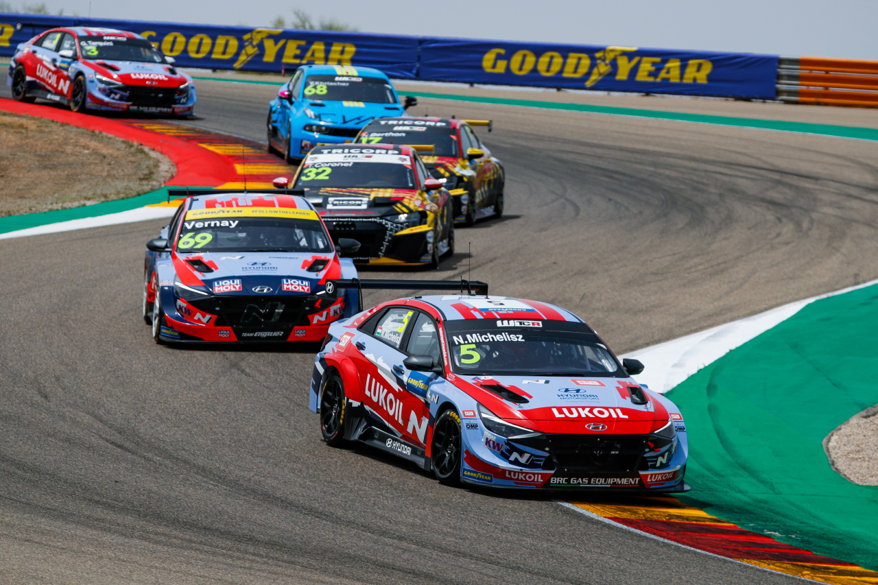 지난 10~11일 열린 ‘2021 WTCR’ 3라운드 스페인전에서 현대차 ‘엘란트라 N TCR(국내명 아반떼 N TCR)’이 질주하는 모습. [현대차 제공]