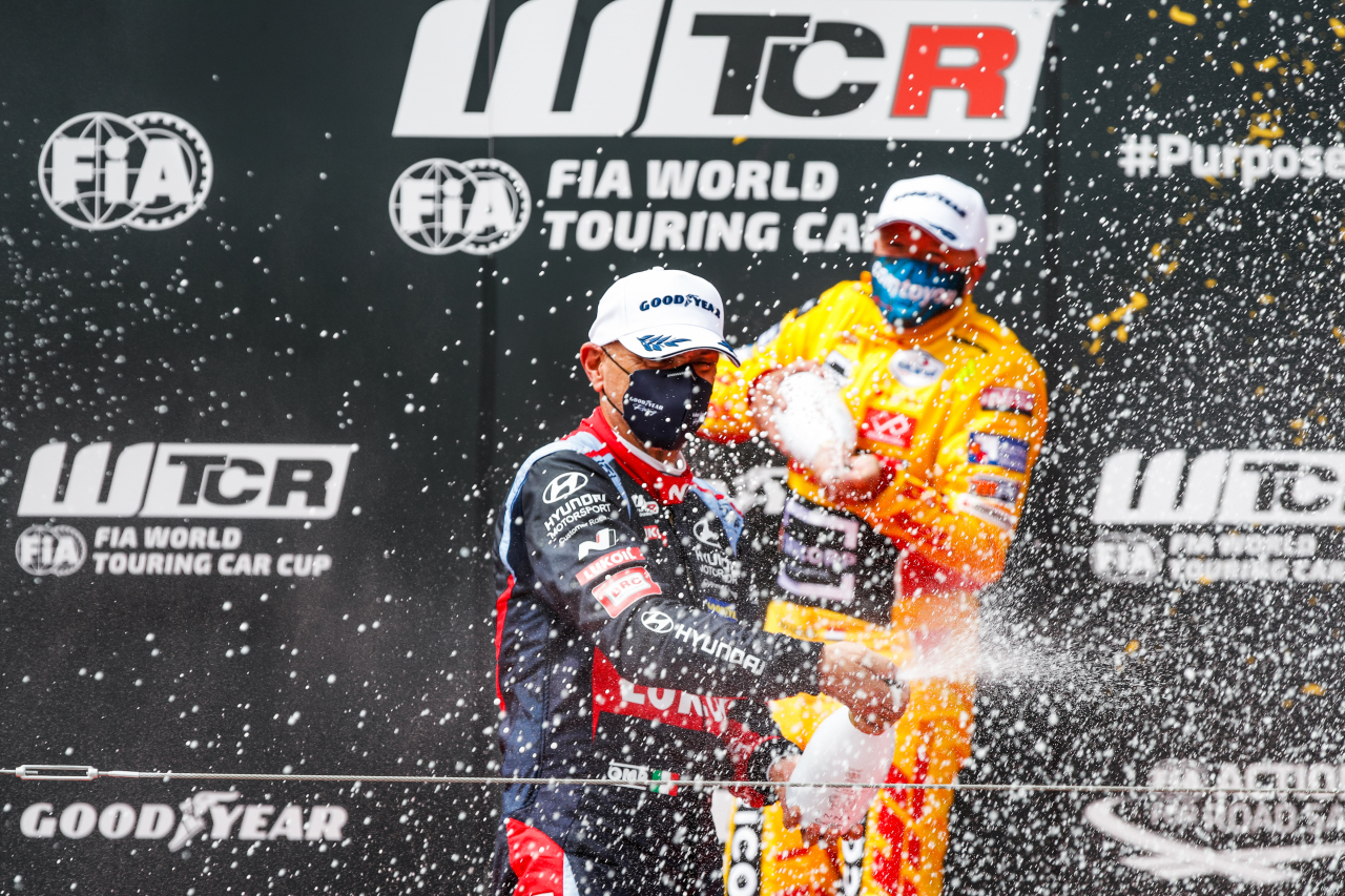 ‘2021 WTCR’ 3라운드 스페인전 첫 번째 결승 레이스에서 우승을 차지한 BRC 현대 N 루크오일 스쿼드라 코르세팀의 가브리엘 타퀴니(Gabriele Tarquini) 선수가 기뻐하고 있다.[현대차 제공]