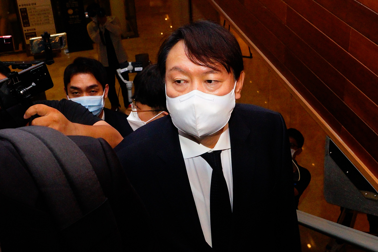윤석열 전 검찰총장이 8일 서울 서대문구 신촌세브란스병원 장례식장에 마련된 최재형 전 감사원장의 부친 최영섭 퇴역 대령 빈소에서 조문을 마친 뒤 나서고 있다. [연합]