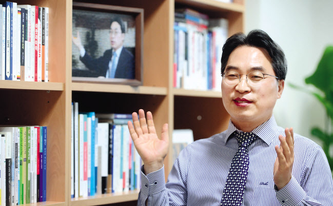 고삼석 교수는 ‘5G 초연결 사회, 완전히 새로운 미래가 온다’의 중국 번역본이 베스트셀러 1위에 오른 것에 대해 “디지털이 가져올 미래 변화에 대해 중국에서도 큰 관심을 갖고 있다는 점에 매우 놀랐다”며 “이 책이 양국 ICT 교류의 촉매제 역할을 하는 계기가 되길 바란다고” 소감을 밝혔다. 이상섭 기자