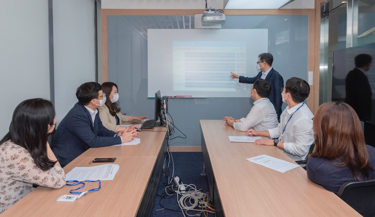 한국남부발전 이현구 윤리준법부장이 부산 본사 회의실에서 부서별 릴레이 청렴교육을 진행하고 있다. [남부발전 제공]