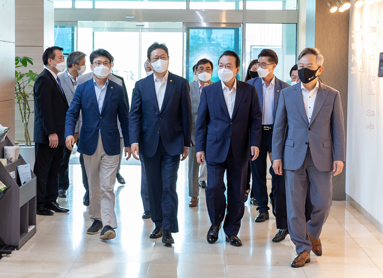 황희 문체부 장관이 10일 강서구 겸재정선미술관을 방문했다. 왼쪽부터 진성준 국회의원, 황희 문화체육관광부 장관, 노현송 강서구청장, 김진호 문화원장.