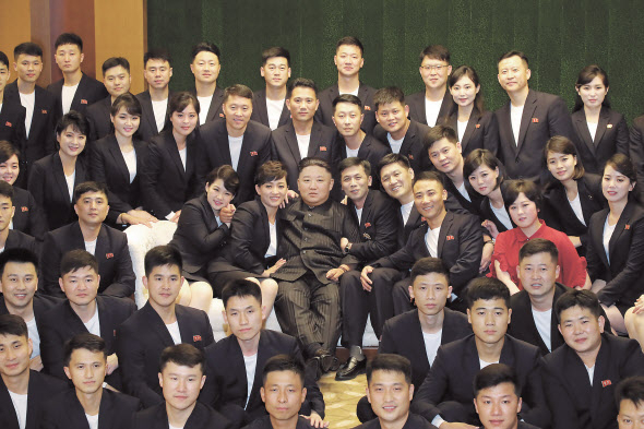 북한 외무성은 11일 미국을 겨냥해 인도적 지원을 구실로 인권문제를 제기하거나 내정간섭하지 말라고 경고했다. 김정은 국무위원장은 같은 날 국가표창을 수여받은 예술인, 창작가들을 축하한 뒤 기념사진을 찍었다. [평양 노동신문=뉴스1]