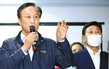 배동욱 소상공인연합회 회장이 지난해 7월 여의도 중소기업중앙회에서 춤판 워크숍과 관련해 해명 기자회견을 하는 모습. 당시 배 회장은 사퇴하지 않겠다고 밝혔으나 탄핵됐고, 법원의 가처분신청 인용으로 지난 5월 업무에 복귀했다. [연합]