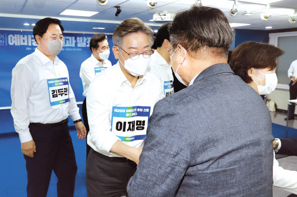 여권 대선 지지도 1위를 달리는 이재명 경기도지사가 11일 여의도 더불어민주당 중앙당사에서 열린 당 예비경선 개표식에서 윤호중 원내대표와 인사하고 있다. [연합]