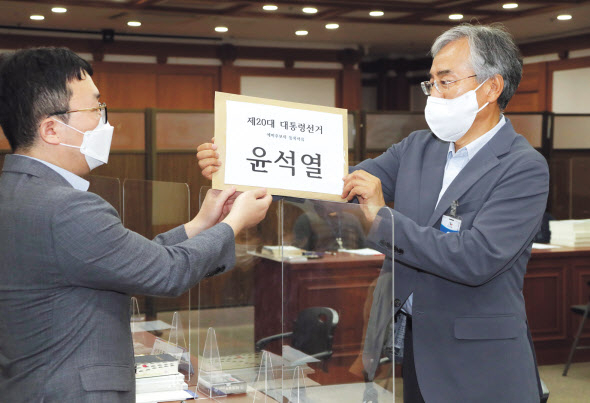 이석준(오른쪽) 전 국무조정실장이 12일 오전 경기도 과천시 중앙선관위에서 윤석열 전 검찰총장의 대선 예비후보 등록을 하고 있다. [국회사진기자단]