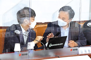 국민의힘 이준석 대표와 김재원 최고위원이 12일 오전 국회에서 열린 최고위원회의에서 대화하고 있다. 이상섭 기자