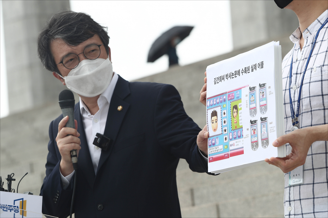 김의겸 열린민주당 의원이 지난 8일 서울 여의도 국회 본청 계단 앞에서 윤석열 전 검찰총장의 부인 김건희 씨가 작성한 논문 관련 기자회견을 하고 있다. [연합]