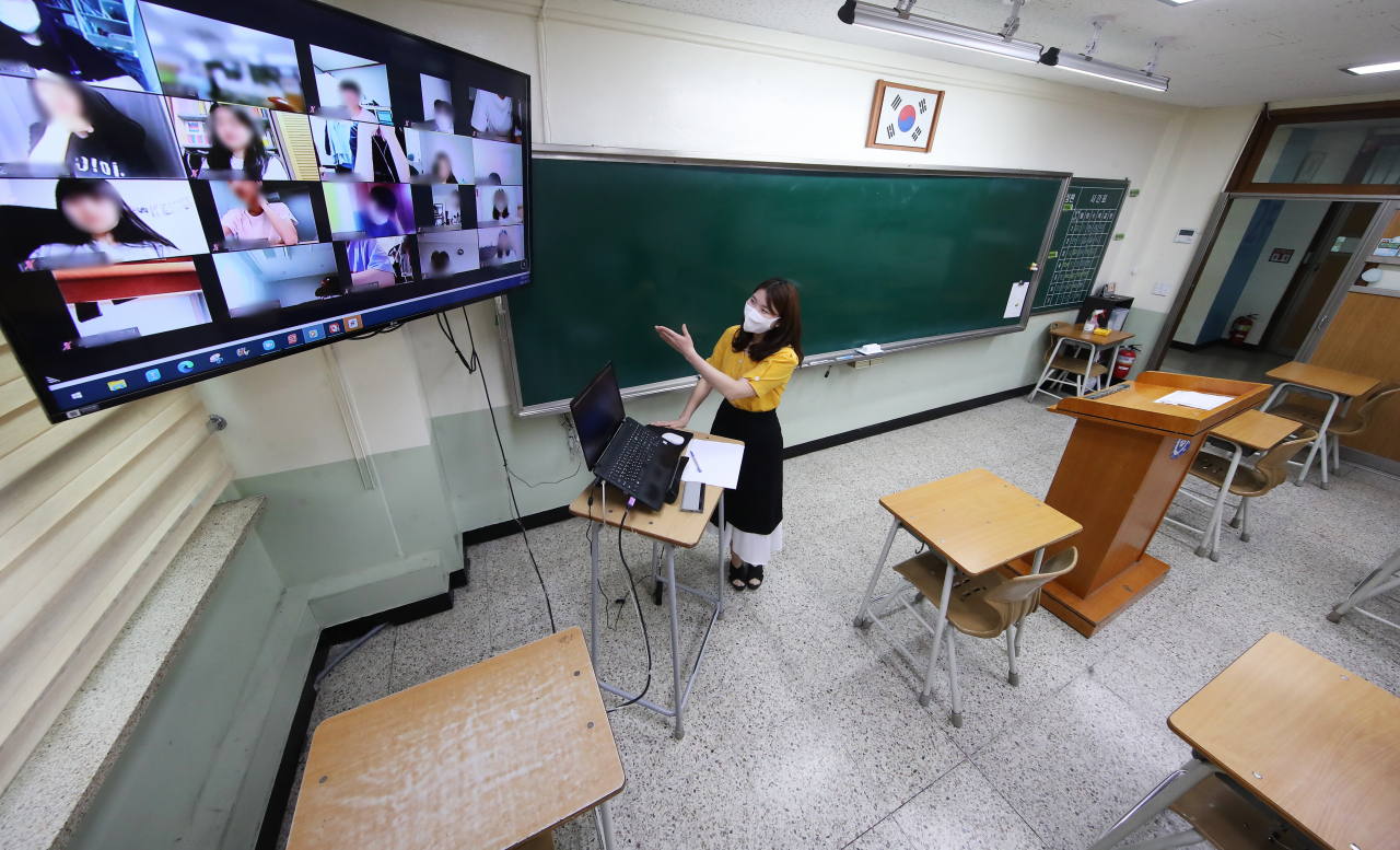 수도권 지역 사회적 거리두기가 4단계로 격상된 12일 오전 경기도 수원시 영통구 효원고등학교에서 교사가 원격수업을 하고 있다. [연합]