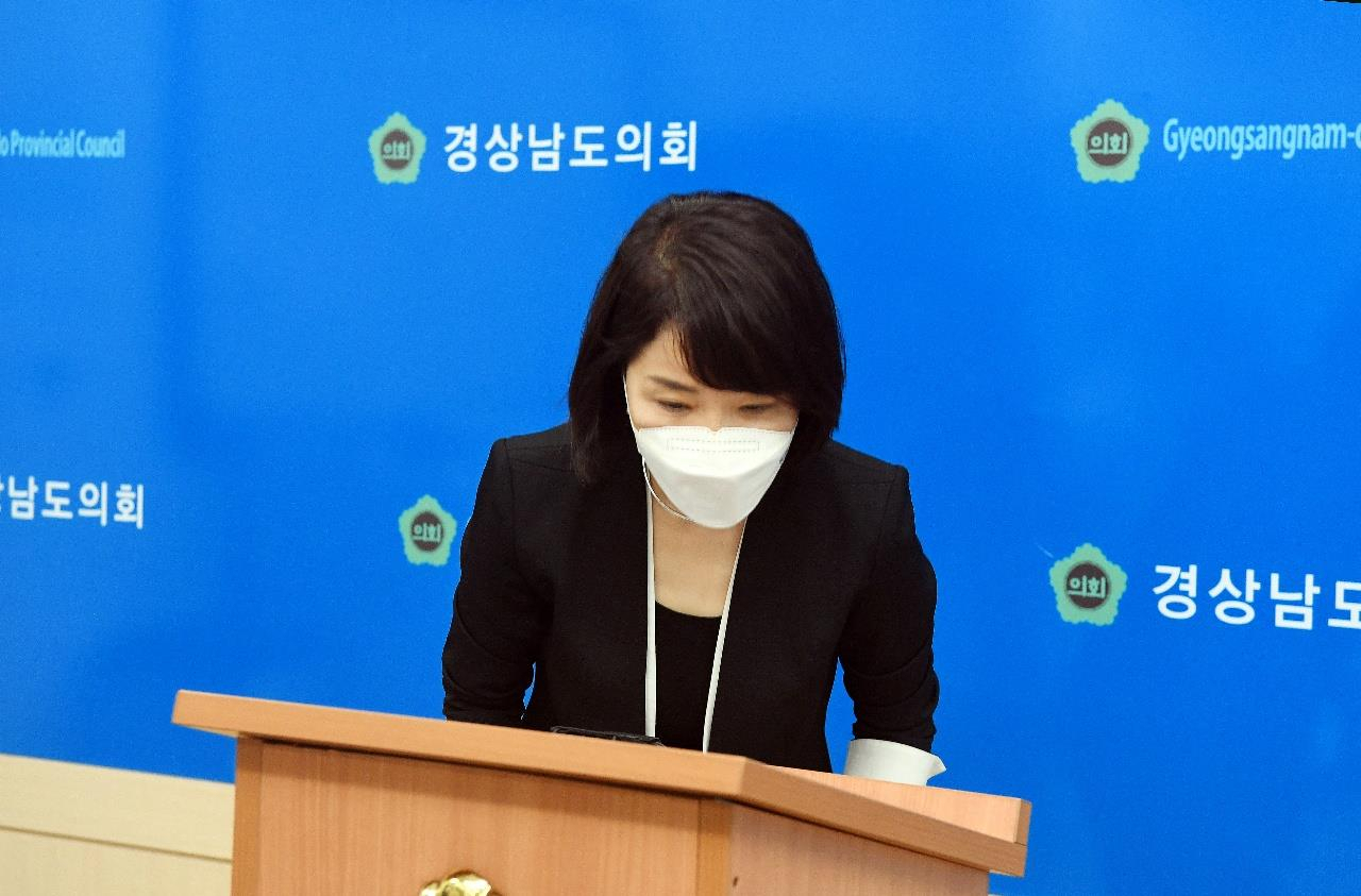 최근 방역수칙을 위반한 사적 모임 관련으로 확진된 전직 도의원과 밀접 접촉자로 분류돼 자가 격리됐던 경남도의회 더불어민주당 소속 김지수 의원이 12일 도의회 브리핑룸에서 도민에게 사과하며 머리를 숙이고 있다. [경남도의회 제공]