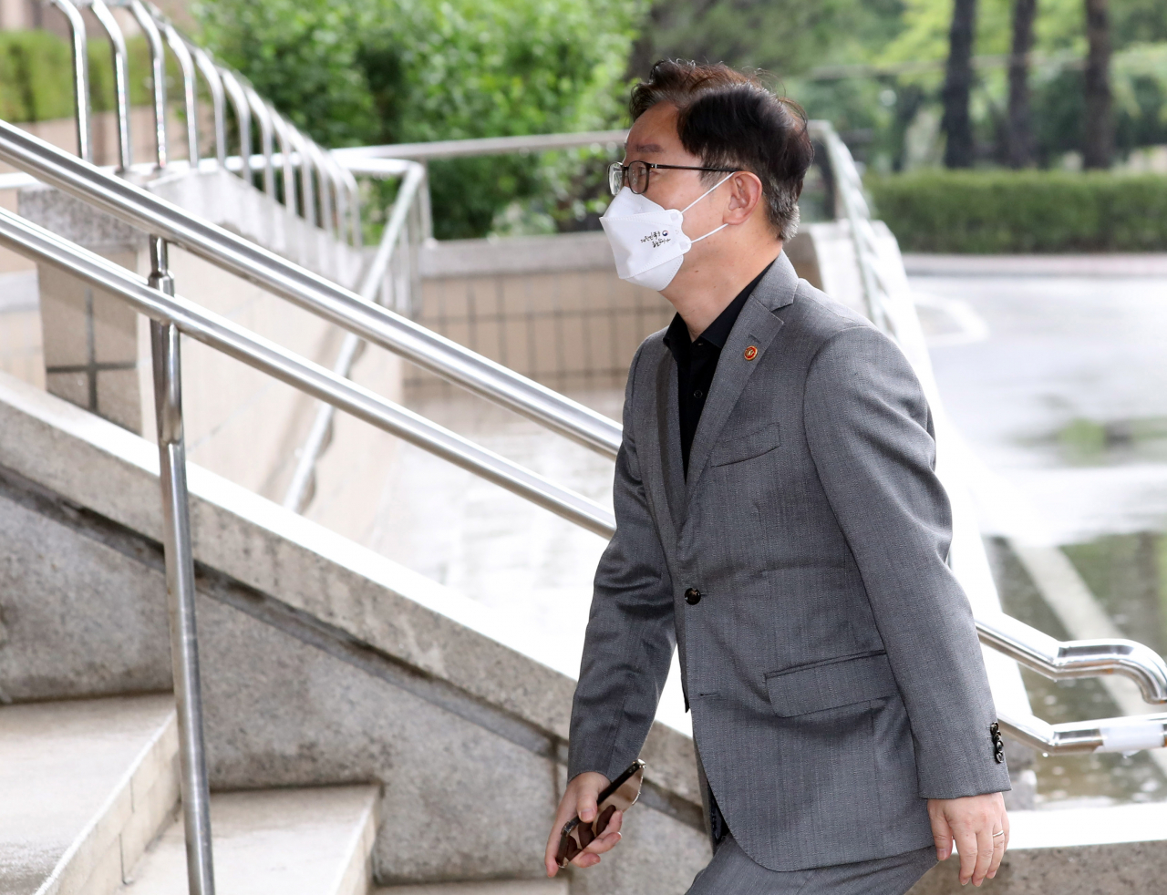 한명숙 전총리 모해위증교사 의혹 관련 법무부·대검의 합동감찰 결과가 이번주 발표될 예정이다. 사진은 법무부청사에 출근하는 박범계 장관의 모습 [연합]