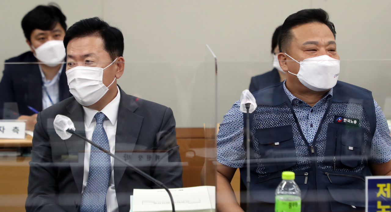 12일 오후 세종시 정부세종청사 최저임금위원회 회의실에서 열린 9차 전원회의에서 사용자위원인 류기정 경총 전무(왼쪽)과 이동호 한국노총 사무총장이 고심어린 표정을 짓고 있다. [연합]