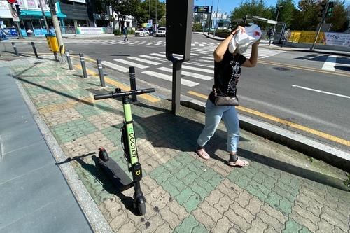 길거리에 방치된 킥보드[연합]