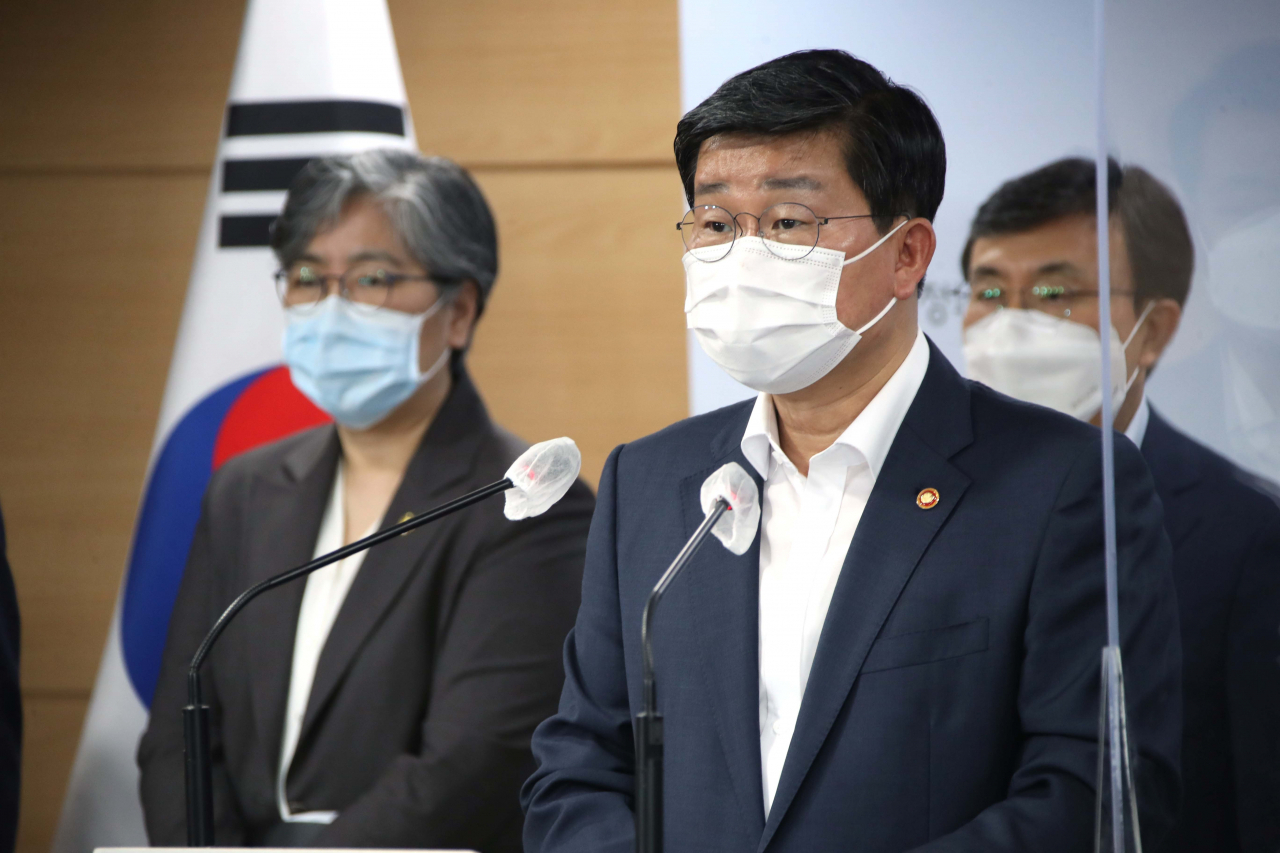 전해철 행정안전부 장관이 12일 오후 정부서울청사 브리핑실에서 코로나19 대응 수도권 특별방역점검회의 결과 브리핑을 하고 있다. 이날 브리핑에는 권덕철 보건복지부 장관과 정은경 질병관리청장, 조인동 서울특별시 행정1부시장, 이용철 경기도 행정1부지사, 안영규 인천광역시 행정부시장이 참석했다. [연합]
