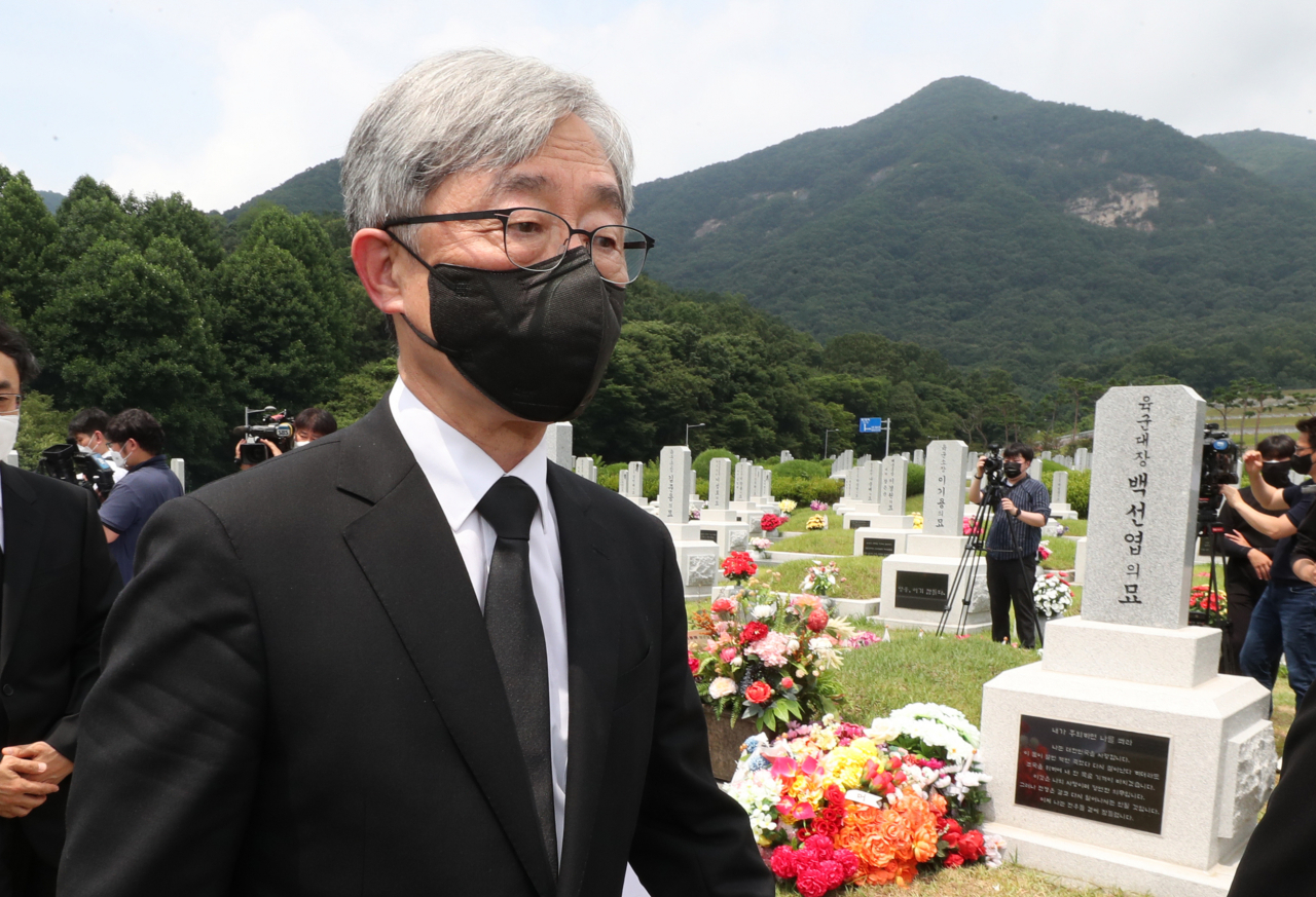 최재형 전 감사원장이 12일 오전 대전 유성구 국립대전현충원 고 백선엽 장군 묘소를 찾아 참배한 뒤 이동하고 있다. [연합]