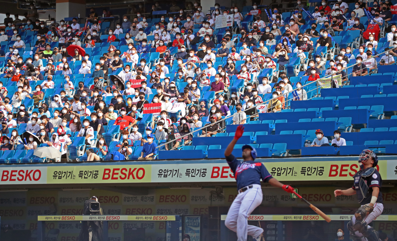 지난 11일 오후 대구 삼성라이온즈파크에서 열린 ‘2021 프로야구 신한은행 SOL KBO리그’ 삼성 라이온즈와 롯데 자이언츠의 경기, 경기장을 찾은 많은 팬들이 관중석을 메우고 있다. [연합]