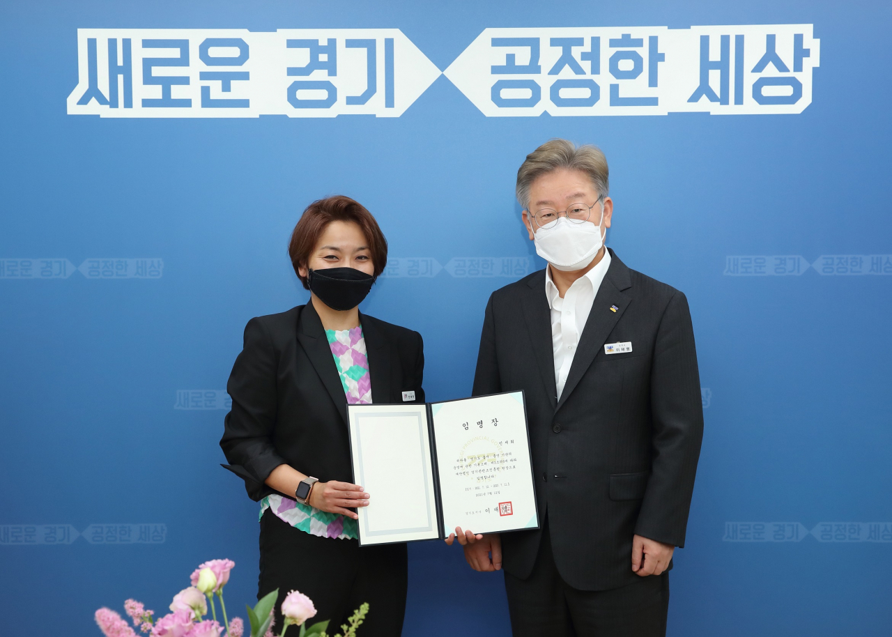민세희 경기콘텐츠진흥원 신임원장(왼쪽)과 이재명 경기도지사