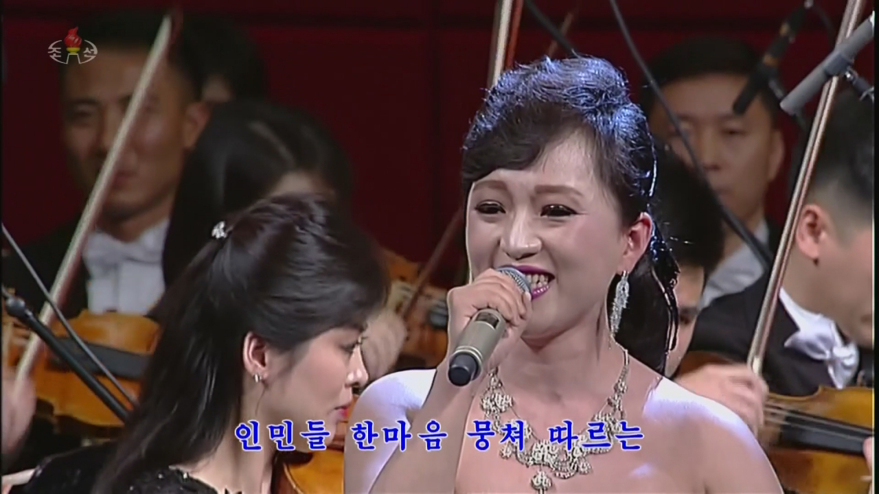 북한이 11일 평양 만수대의사당에서 창작가와 예술인에게 명예 칭호와 훈장 등 국가 표창을 수여했다. 이날 수여식에서 김옥주 국무위원회 연주단 성악배우가 '인민배우' 칭호를 받았다.[연합]