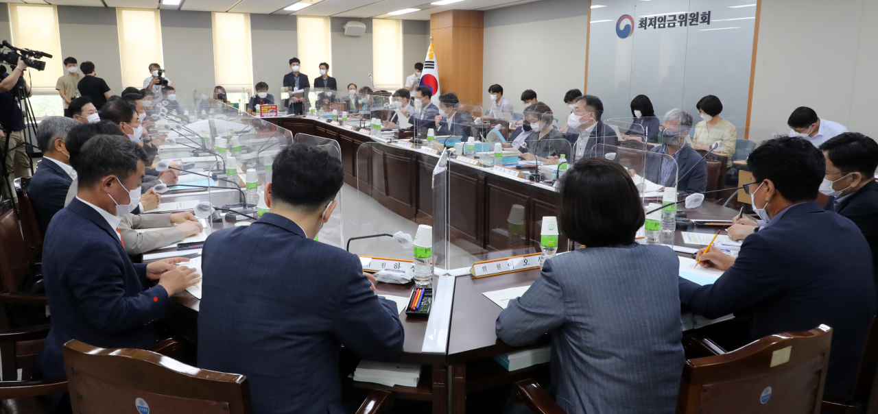 박준식 최저임금위원회 위원장이 12일 오후 세종시 정부세종청사 최저임금위원회 회의실에서 열린 9차 전원회의에서 발언하고 있다. [연합]