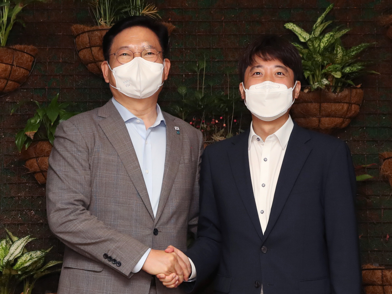 송영길 더불어민주당 대표(왼쪽)와 이준석 국민의힘 대표가 12일 서울 여의도의 한 식당에서 열린 만찬 회동에서 악수하고 있다. [연합]