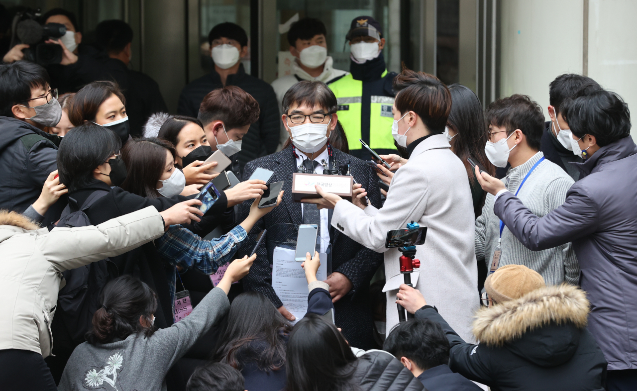 지난해 12월 정경심 교수가 법정구속된 직후 변호인인 김칠준 변호사가 언론 브리핑하고 있다. [연합]