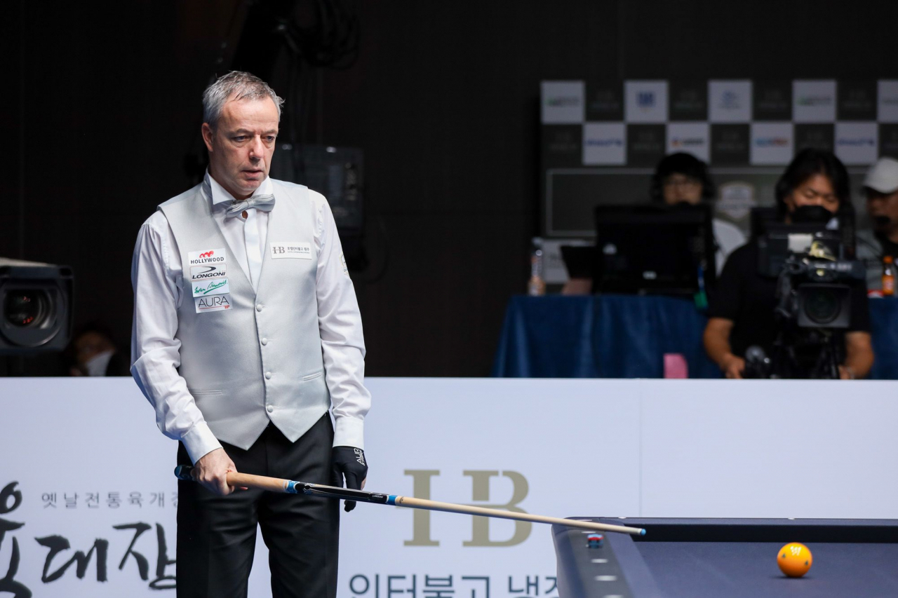 ‘인간 줄자’ 야스퍼스가 당구대 옆에 서서 득점 진로를 구상하고 있다. [파이브앤식스 제공]