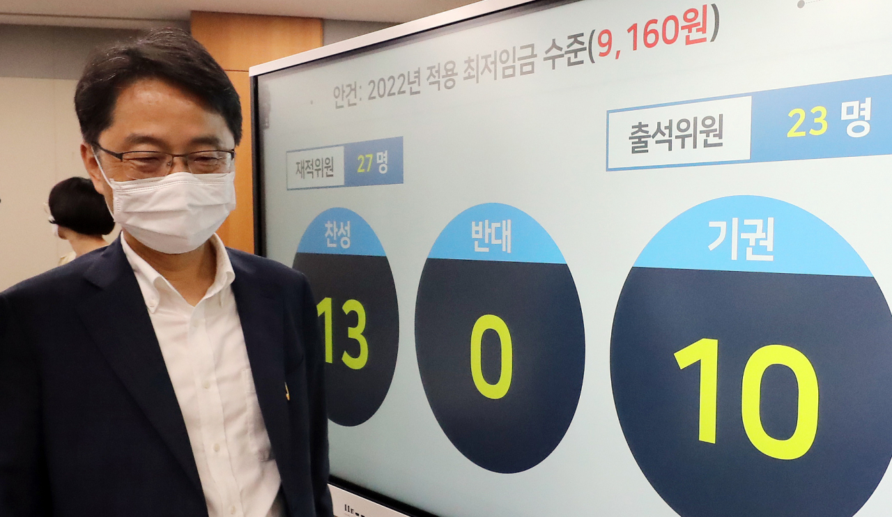 박준식 최저임금위원회 위원장이 13일 새벽 제9차 전원회의 뒤 이어진 기자회견을 마친 뒤 회의장을 나서고 있다. 2022년도 최저임금은 올해보다 5.1% 인상된 9160원으로 결정됐다. [연합]