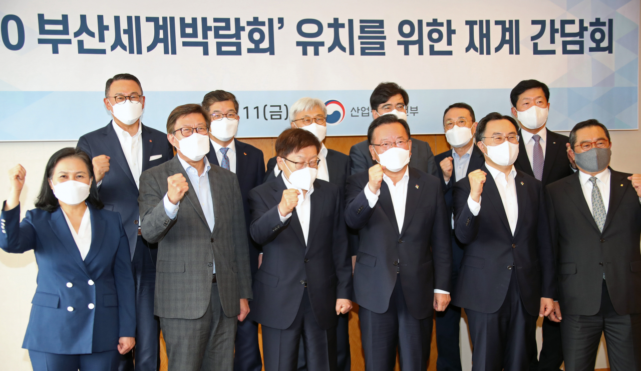 김부겸 국무총리가 지난 6월11일 서울 중구 롯데호텔에서 열린 부산엑스포 유치 재계간담회에 참석해 기념 촬영을 하고 있다. 이날 간담회에는 이인용 삼성전자 사장, 공영운 현대자동차 사장, 나경수 SK 사장, 이방수 LG 사장, 이동우 롯데지주 사장 등 5대 그룹 사장단과 문승욱 산업통상자원부 장관, 박형준 부산시장, 김영주 유치위원장 내정자, 구자열 무역협회 회장 등이 참석했다. [연합]