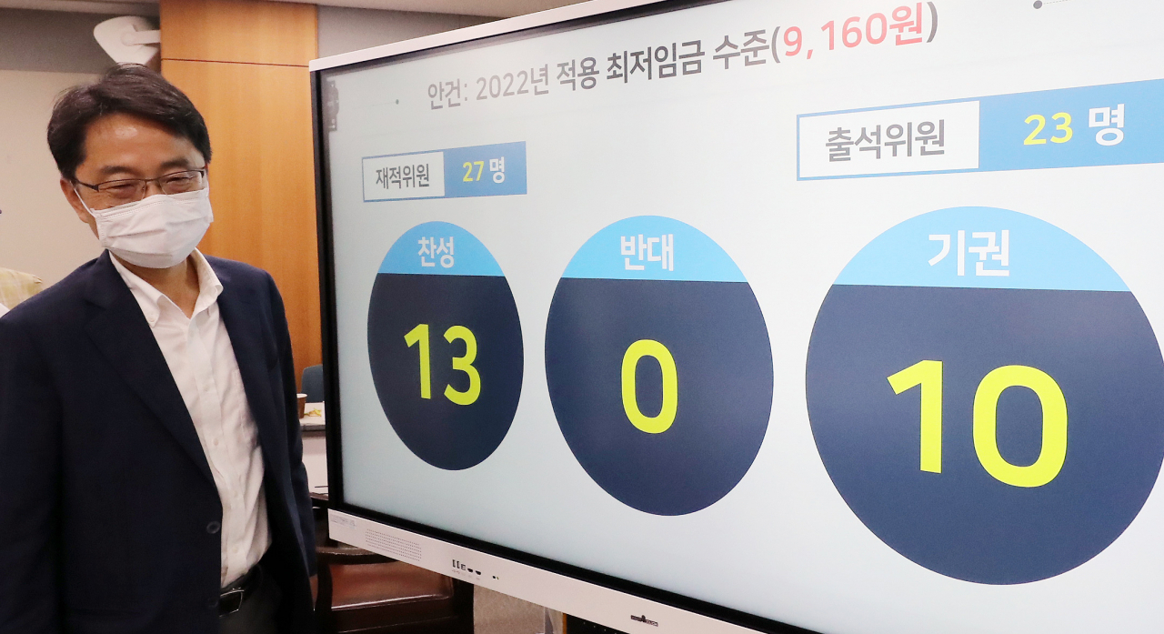 박준식 최저임금위원회 위원장이 13일 새벽 제9차 전원회의 뒤 이어진 기자회견을 마친 뒤 회의장을 나서고 있다. 2022년도 최저임금은 9160원으로 결정됐다. [연합]