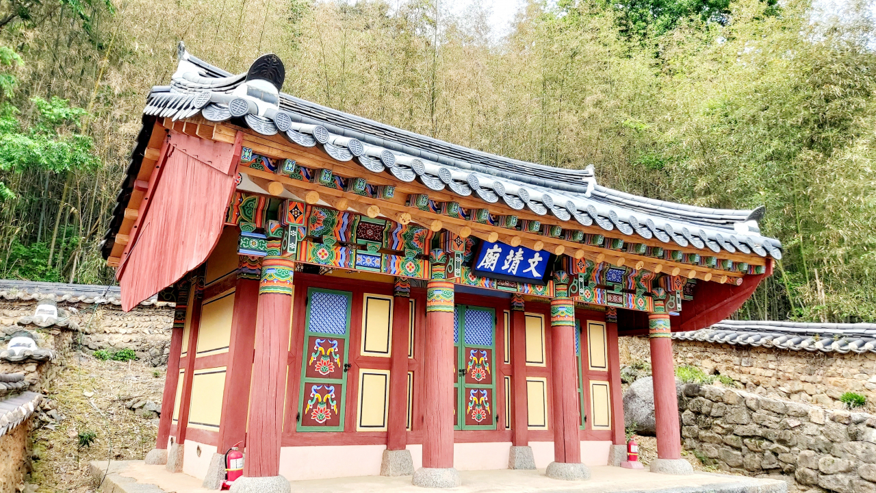 장성 봉산이씨 문정묘. 세종 묘정에 배향한 공신 이수의 불천위 제례를 모시는 사당
