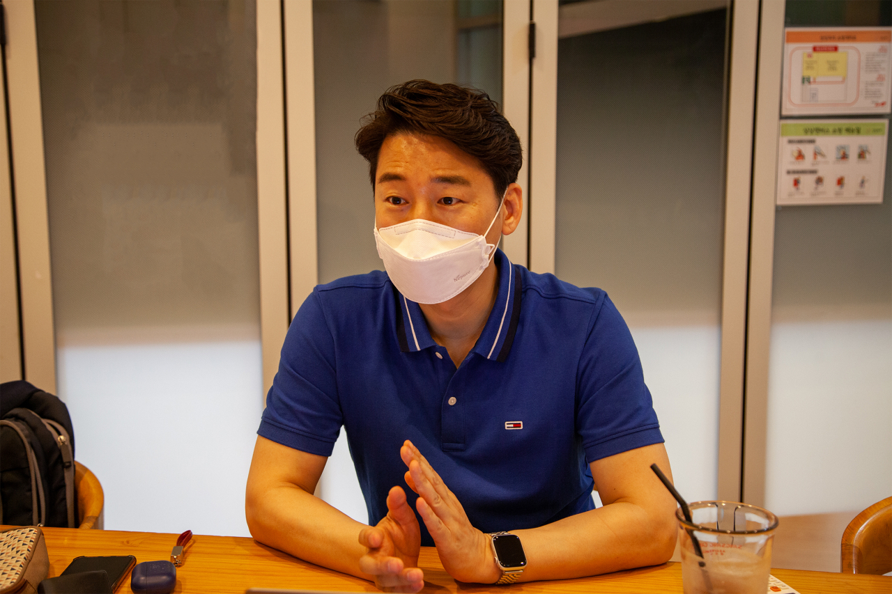 사회적기업인 상상우리를 운영하는 신철호 대표. [사진=이건욱PD]