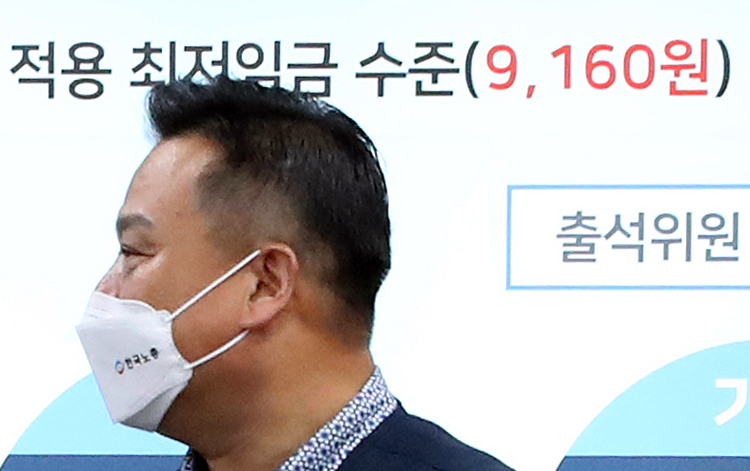 최저임금위원회 근로자위원인 이동호 한국노총 사무총장이 12일 세종시 정부세종청사 최저임금위원회 회의실에서 열린 제9차 전원회의를 마친 뒤 회의장을 나서고 있다. 이날 전원회의에서는 사용자 위원 전원과 민주노총 소속 위원들이 퇴장했지만, 한국노총은 퇴장하지 않았다. 내년도 최저임금은 9160원으로 결정됐다. [연합]