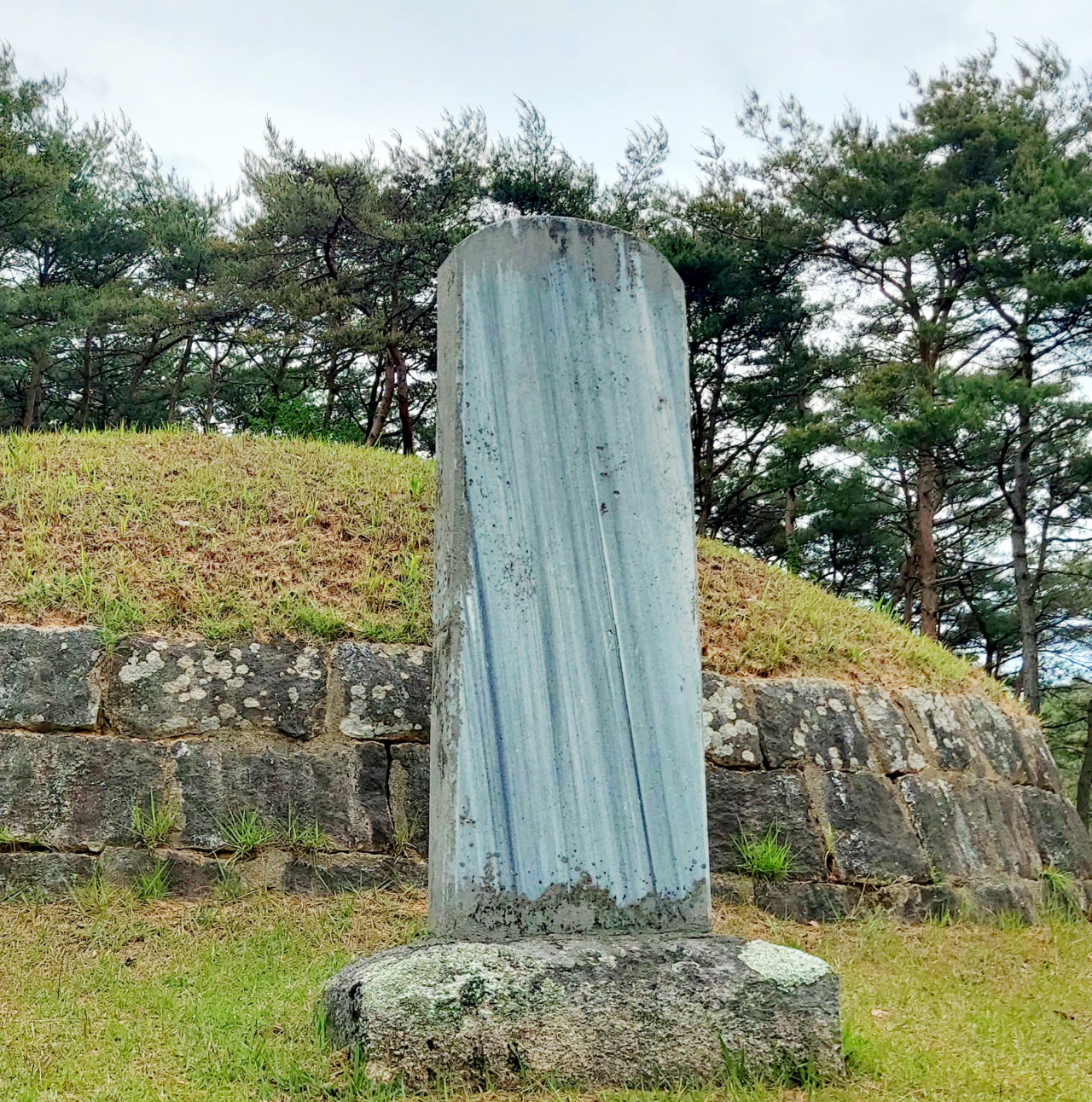 박수량의 청렴을 상징하는 글자 없는 흰 비석, 백비.
