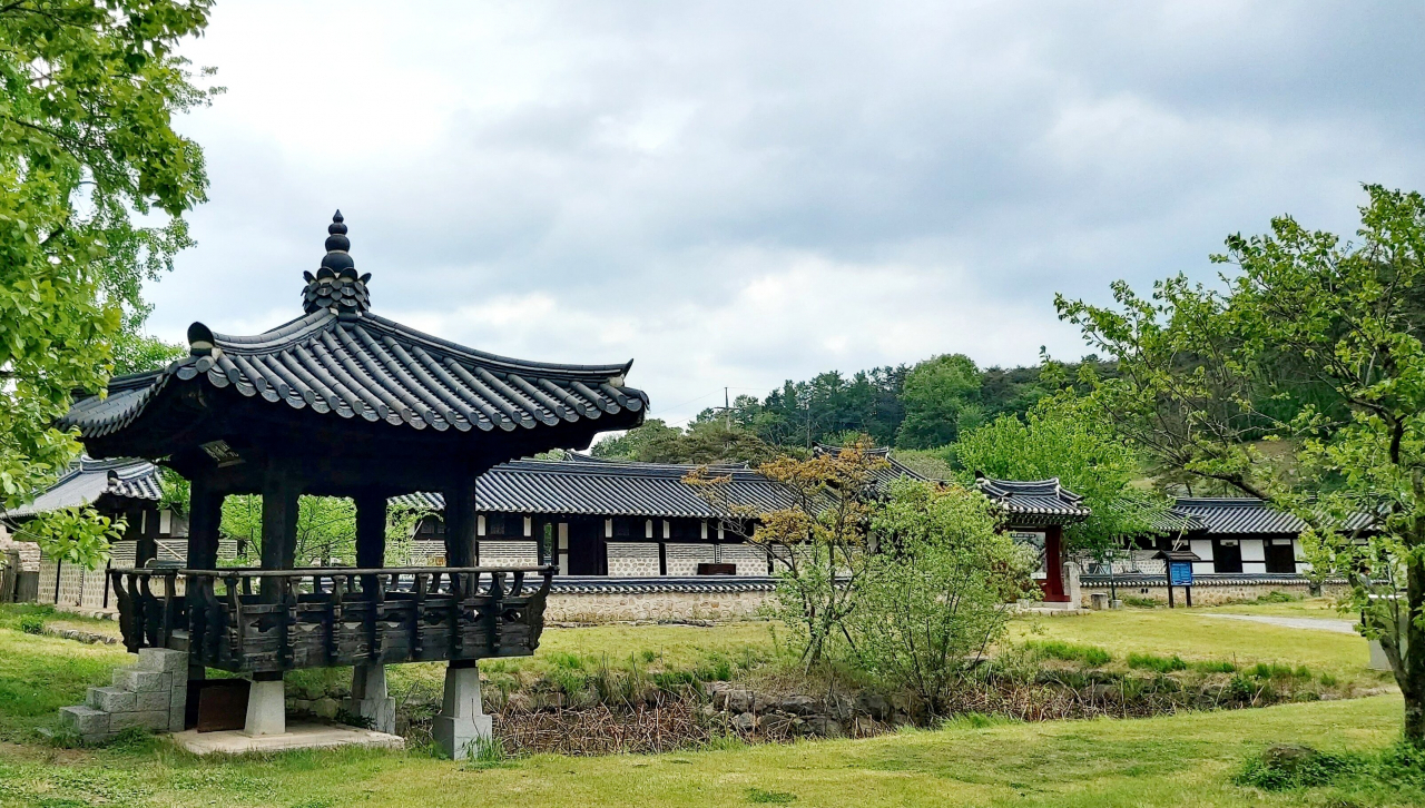 관에서 중건해 멋지게 지은 청백당(왼쪽은 경포정)은 한옥체험관으로 대중이 이용한다.